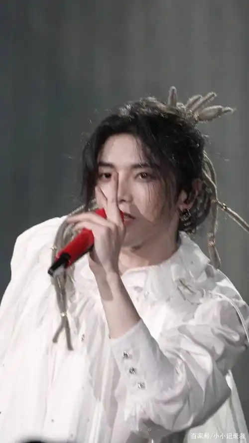 华晨宇2021火星演唱会,这是美神降临人间吧!_长发_彩带_调子