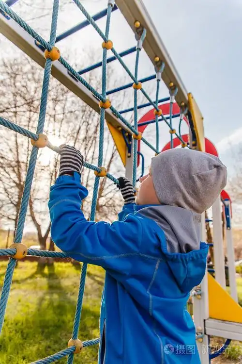 孩子在户外儿童游乐场玩耍照片-正版商用图片0834yf-摄图新视界