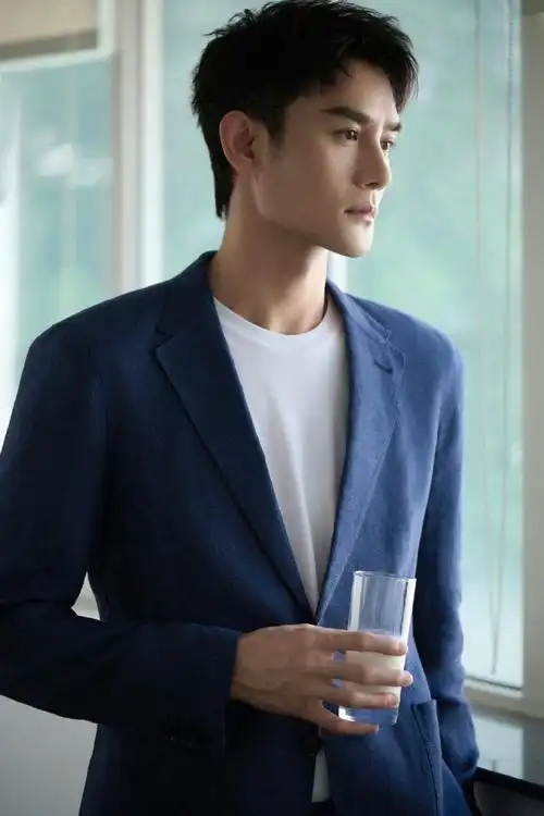 优雅的男主角站在窗边,五官立体身姿挺拔衣服平整那