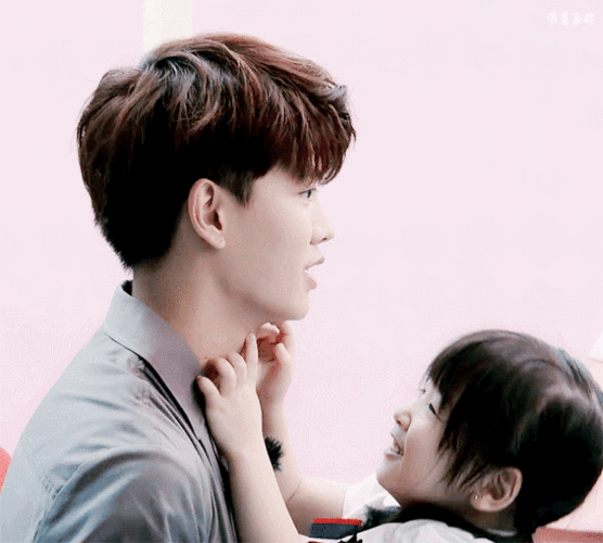 易烊千玺蔡徐坤和孩子们的暖心相处 治愈人心