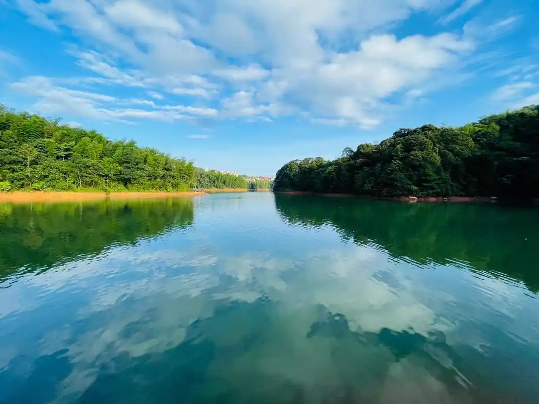 1,天岛湖在贵州什么地方 天岛湖位于贵州赤水葫市镇高竹村,海拔
