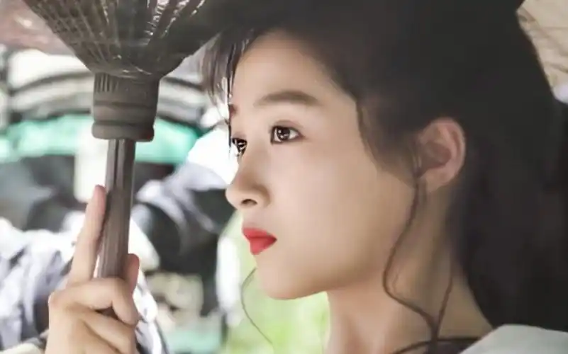 很多年后,关晓彤撑伞也会成为经典吧 !