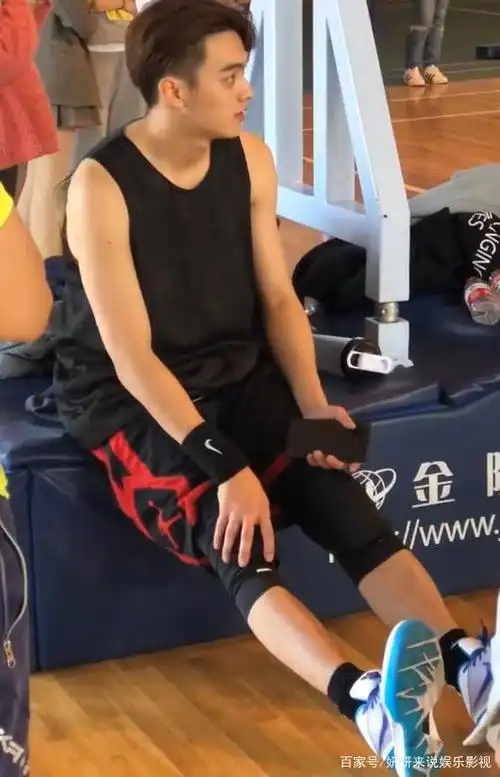 许凯坐地休息脚上鞋太帅网友穿上就是最靓的仔