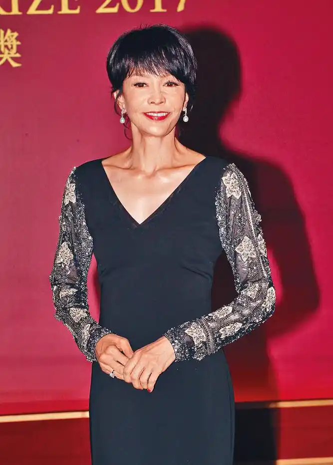 原创郑裕玲年过60依旧自信透视薄纱拼接印花裙瘦到脱相却很真实