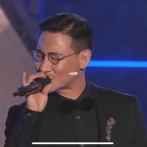 有谁知道张学友唱歌为什么喜欢举个兰花指