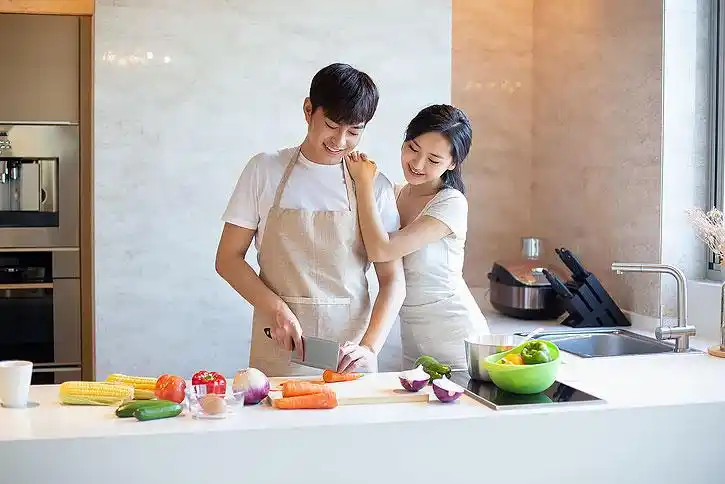 年轻情侣在厨房