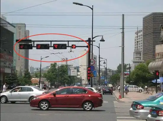 信号灯的完善也在进行:2010年11月开始,杭州市区内的一些路口右转弯