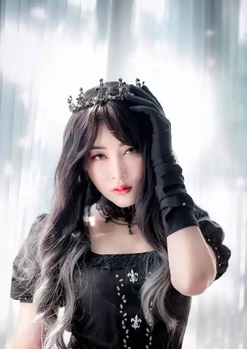 时尚模特身穿黑色女王装,高冷的眼神和展现出来的气场,都令人心动