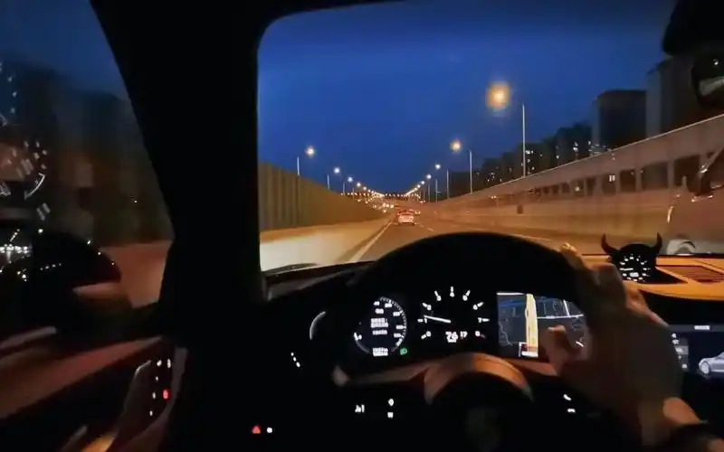 夜晚兜风听歌找emo「小伤口」