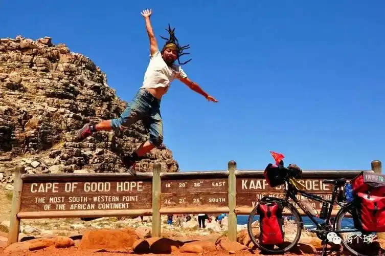写美篇绚丽的喷泉和湖泊, 都只是朱志文漫长的环球骑行中, 短暂驻足的