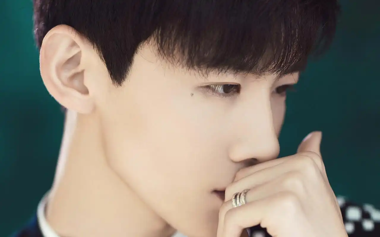 白敬亭帅气写真图片桌面壁纸