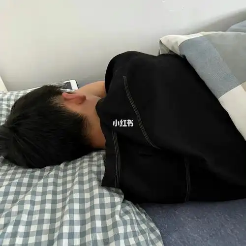 我在旁边小声打游戏,弟弟在旁边睡觉 #哥哥弟弟的日常  #建建和阳阳