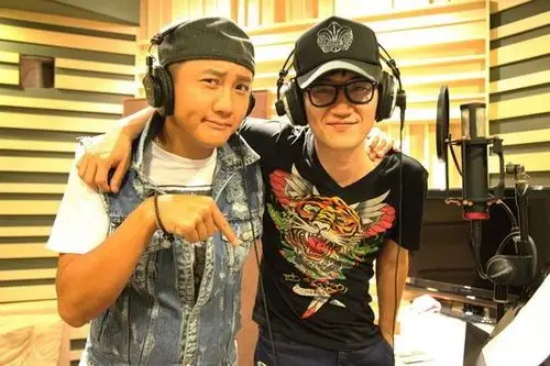 《老友记》,这首讲述兄弟情义的歌曲由金志文和好友关喆共同演绎,朴实