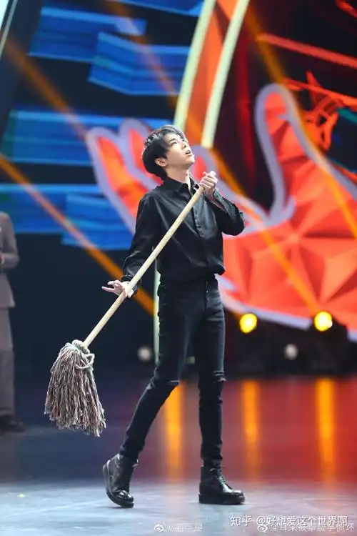 各位黑煤球球们谁有华晨宇全身照啊啊啊啊想做等身抱枕