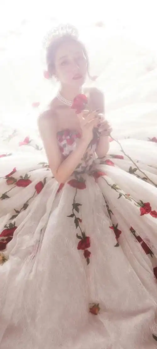 迪丽热巴白裙红玫瑰