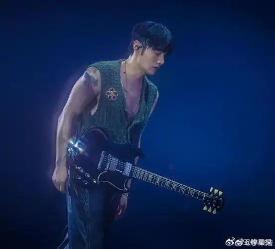 老李你好会准备惊喜 李荣浩手臂肌肉好绝啊 建议以后每场都穿深v