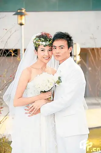 蔡少芬自曝闺房摔跤乐 结婚一年很享受(组图)