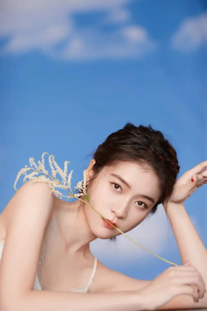 张雪迎吊带裙温柔性感撩人写真图片23