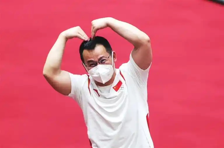 中国举重队 "比心"粉丝