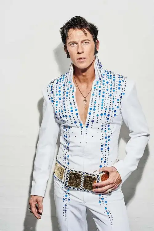 对于他来说,模仿猫王并不仅仅是梳一个"猫王式"鬓角,再戴上金边墨镜