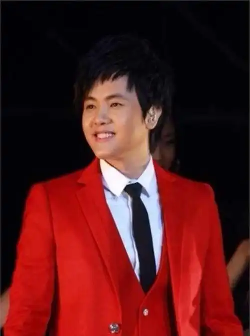 郑源似乎注定为舞台而生,其未来的成功可谓板上钉钉.