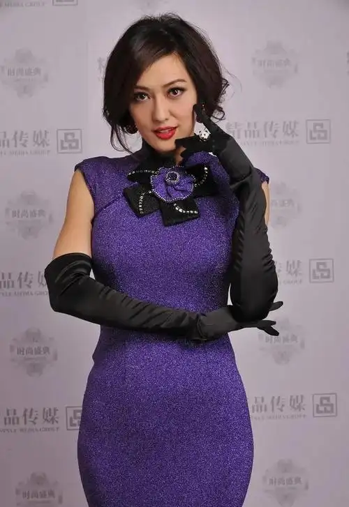 李艾再现蚂蚁腰,与老公分床睡成为绕不开的话题|模特|孟广美|应采儿