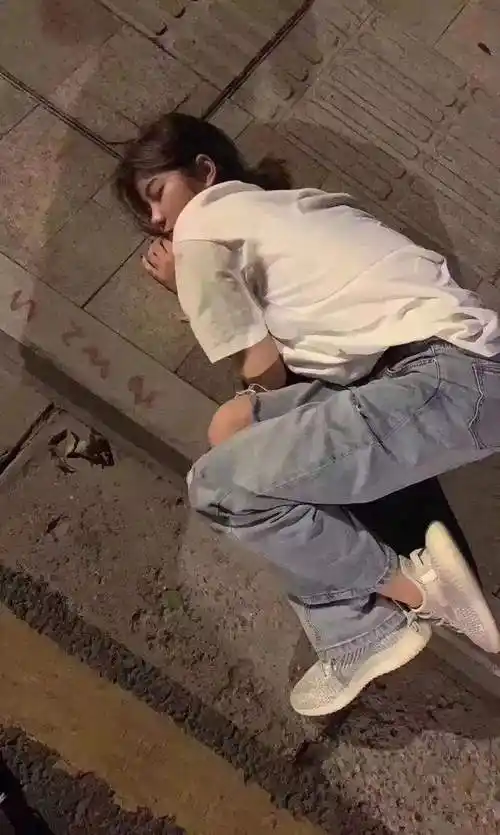 喝醉酒会让人产生头痛等各种烦人的不适症状,所以醉酒后,一定要采取