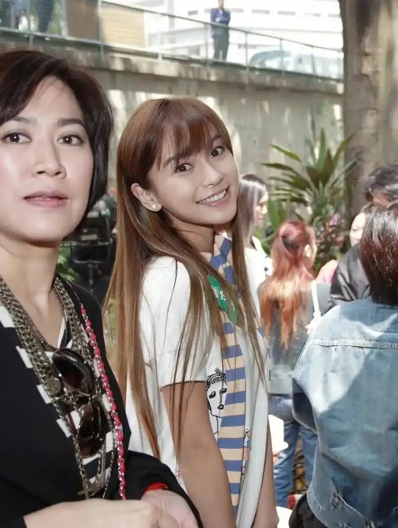 angelababy和王祖蓝搭档演电影《矮仔多情》的时候,真的好漂亮,感觉嫩