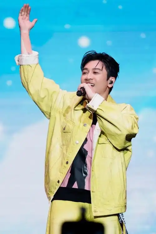 苏有朋超话#苏有朋在多重宇宙中遇见你演唱会#  多重宇宙,老友相聚