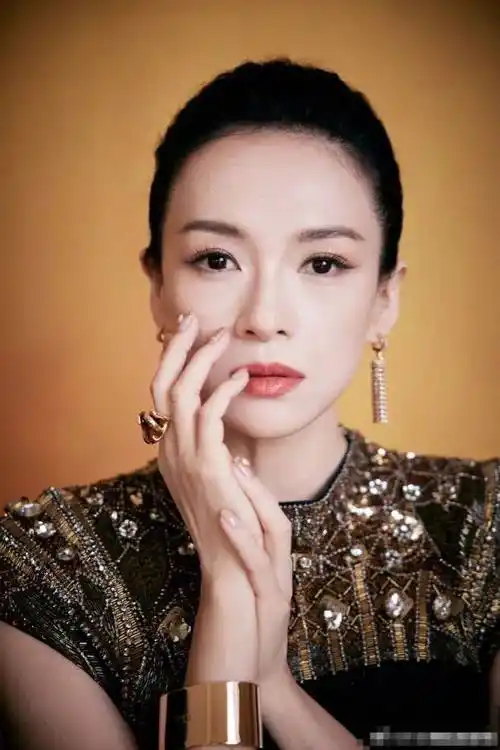 这是章子怡最想删掉的照片,被赵本山贴面紧抱,零距离满脸尴尬_发展