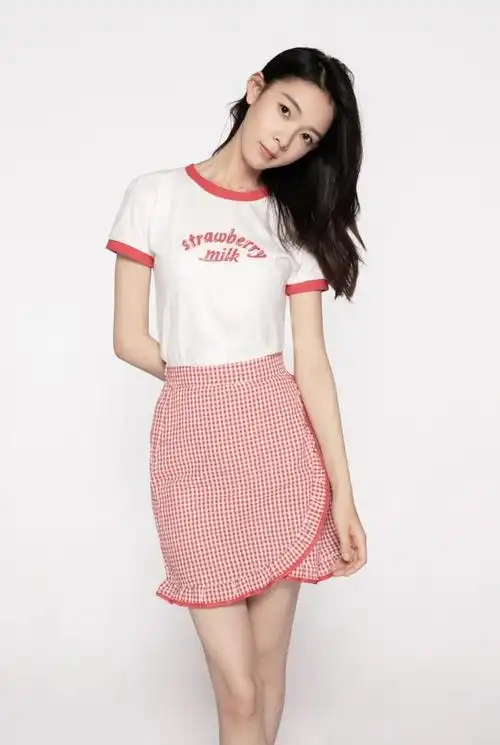 1米68陈瑶是小萝莉吧!白t恤配"围裙"尽显少女风,太甜了