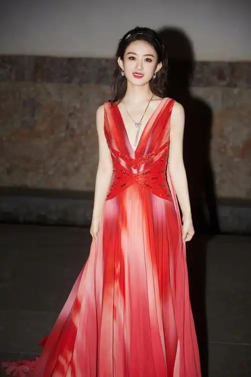 赵丽颖超话亮相品牌线下活动,一袭georges chakra红色渐变礼裙,悠扬的