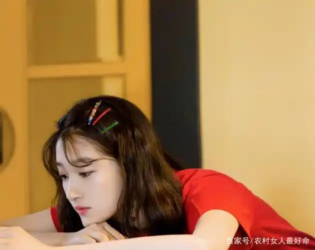 娱乐圈优秀生关晓彤,头戴彩色发卡,少女感满满