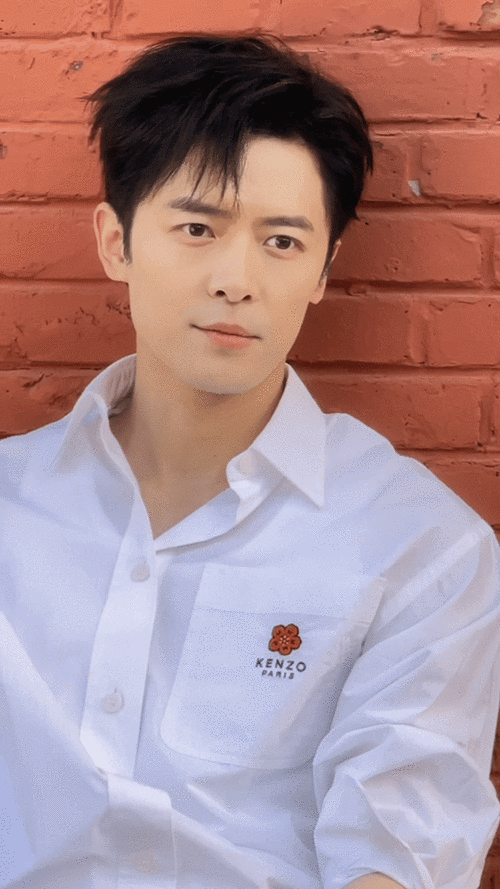 90今日份营业的付辛博又酷又可爱的,黑色皮衣一整个帅气拉满,回复