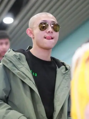 一个大光头配绿衣,还真是很敢穿|张一山|光头|造型_新浪网