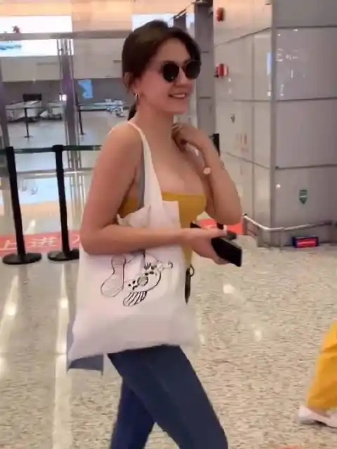 热依扎亮相机场76