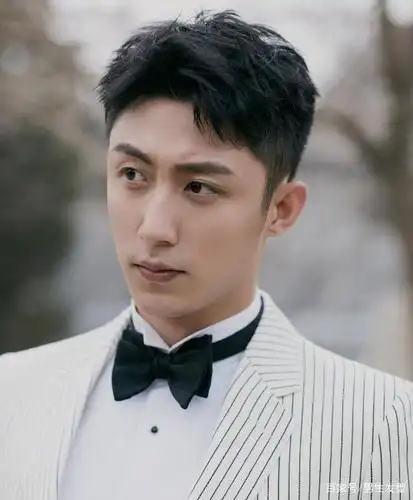 黄景瑜"露额"发型轻熟帅气,搭配条纹西装很高级,儒雅又绅士