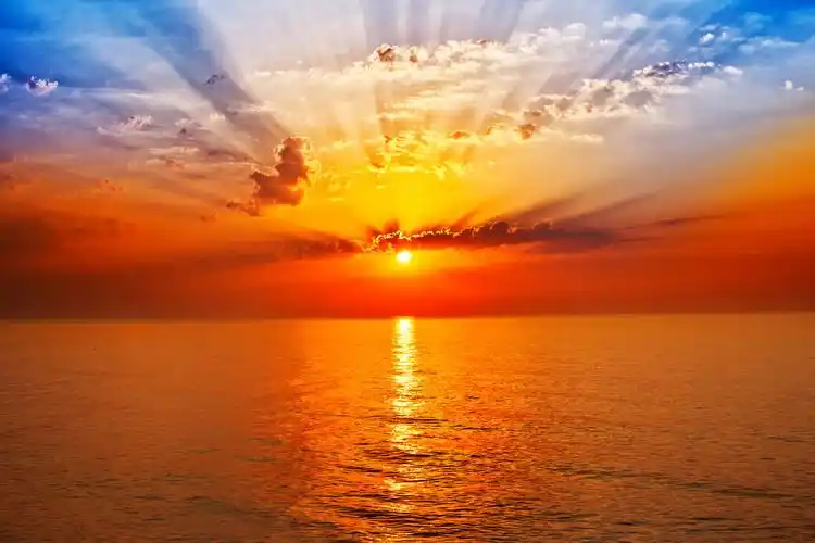 蓝天白云日出下的玉米地日出太阳升起海面蓝天白云美丽景色风景景点