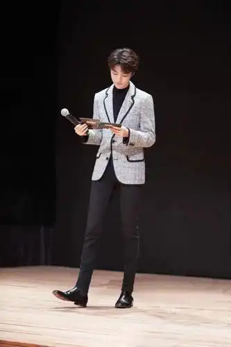 但是在电视屏幕中,并不能真实地感受到来自王俊凯的身高"压力"