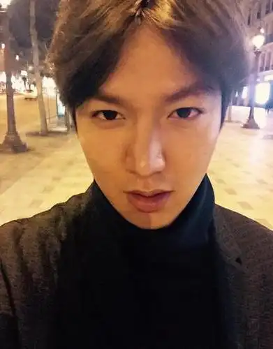 李敏镐公开巴黎自拍素颜依旧帅气逼人图