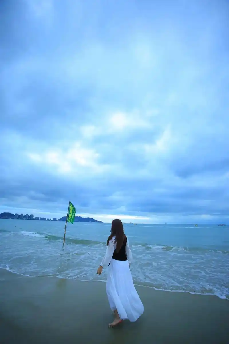 蓝天白云海边和美女🤭🤭