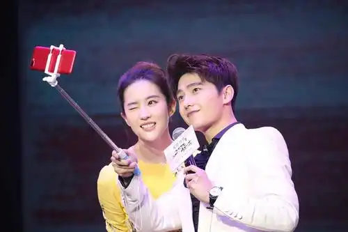 更新杨洋刘亦菲自拍合照