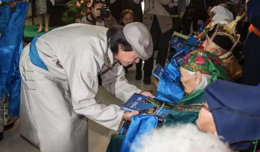 刚刚,我们送别布仁巴雅尔,歌声飘荡在天边