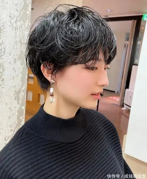 女生怎样头发不显老?10款只烫型不烫卷的发型,时尚减龄又显气质