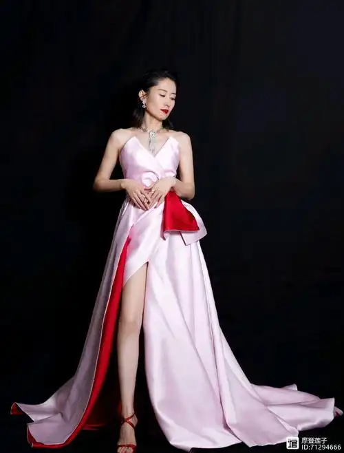 44岁的刘敏涛很自信,穿粉色抹胸连衣裙配红色高跟鞋,惊艳四座