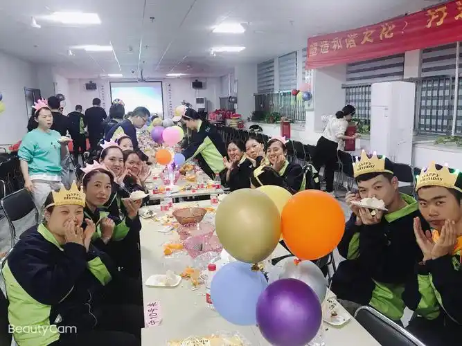 在欢快的音乐声里,寿星们陆续来到生日晚会现场,精心布置的生日场地和