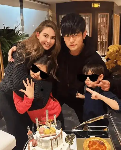 昆凌怼脸照流出:鼻子好漂亮,笑容甜美,网友:一看就是自然美_周杰伦