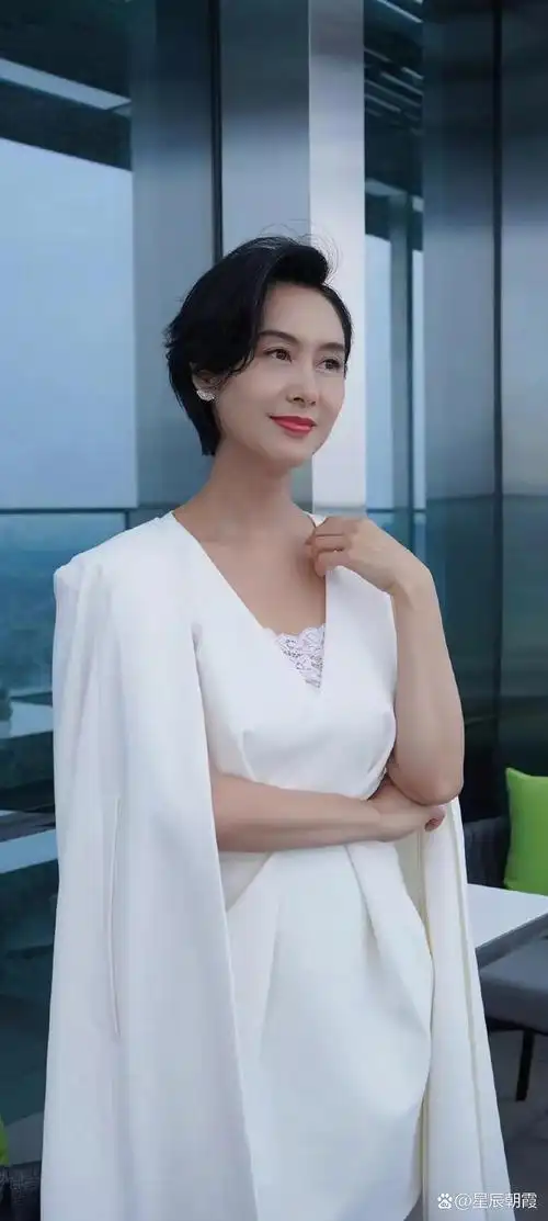 朱茵,眉眼如画,笑容璀璨,宛如落入凡尘的仙子,魅力永恒迷人.#朱茵