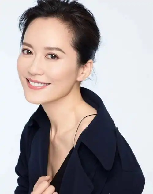 第一次被俞飞鸿打动,是《十三邀》许知远采访她,她对一个异性近在咫尺