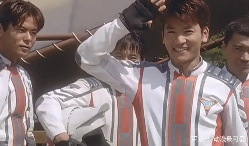 打败怪兽后,丽娜脱下了她的队服,大古和队员们都被吓了一跳!